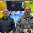 El ministro del Interior, John Reimberg, junto al ministro de Defensa, Gian Carlo Loffredo, supervisan el monitoreo de cámaras en Guayaquil tras la primera noche de operativos y detenciones durante el toque de queda.