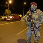 Militares del Fuerte Patria junto con la policía realizaron un operativo verificando el cumplimiento de un toque de queda pasado.