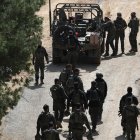 Soldados israelíes se congregan en una posición no revelada a lo largo de la frontera entre Israel y Líbano, en el norte de Israel, el 16 de marzo de 2026.