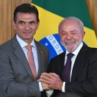 El presidente de Brasil, Luiz Inácio Lula da Silva (d), estrecha la mano de su homólogo de Bolivia, Rodrigo Paz.