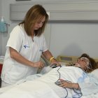 Una doctora prepara a una paciente para una prueba para diagnosticar apnea. Imagen de archivo.