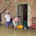 Antonia Moreno colocó un cilindro de gas y un balde en la entrada de su vivienda como barrera.