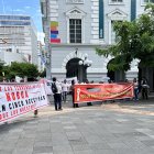 Moradores de la avenida Cacique Tomalá se concentraron en los exteriores del Municipio de Guayaquil, el jueves 26 de febrero.