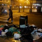 En Guayaquil es común ver basura acumulada en las esquinas. La ciudadanía pide más presencia del personal de Urvaseo, mientras la empresa culpa a los usuarios por incumplir los horarios de recolección.