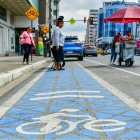 Sin bolardos ni control de agentes de la ATM, el tramo de la ciclovía en la avenida Machala se ha convertido en parqueo de autos y motos.