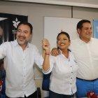 Pabel Muñoz festejo, aunque con cierta cautela, con la prefecta reelecta Paola Pabón.