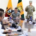 Daniel Noboa encabeza reunión de seguridad junto a autoridades militares en Quito.
