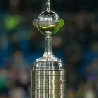 El trofeo de la Copa Libertadores que obtendrá el ganador.
