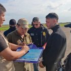 La Policía de Bolivia y el uruguayo Sebastián Marset (cd) antes de abordar un avión tras su captura en Santa Cruz (Bolivia).
