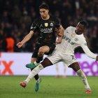 Moisés Caicedo disputa un balón contra Hakimi en el partido de ida entre PSG y Chelsea por los octavos de final de la UEFA Champions League 2025-26.