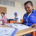 La modalidad educativa permite estudiar con acompañamiento docente y trabajo independiente.