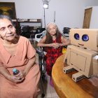 Adultos mayores escucharon y conversaron con el asistente de IA durante la actividad organizada por estudiantes e investigadores universitarios.