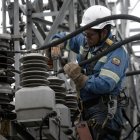 Personal técnico refuerza infraestructura eléctrica ante lluvias intensas en zonas críticas del país.