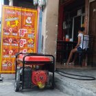 Los pequeños negocios han empezado a instalar generadores para poder trabajar con normalidad