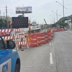 Equipos pesados instalan estructuras de hasta 40 metros en el paso elevado que busca aliviar el tráfico hacia la vía a la costa.