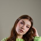 En su propuesta musical conviven influencias del pop latino con el rock en español.