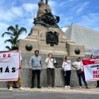 Plantón. En las afueras del Municipio de Guayaquil, afectados por la construcción del Quinto Puente piden audiencia a la alcaldesa, Tatiana Coronel.