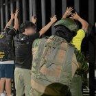 Operativos de toque de queda son observados por organizaciones sociales que alertan sobre posibles abusos en estado de excepción.