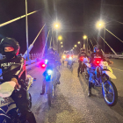 Policías patrullan durante el toque de queda, operativo que hasta el 17 de marzo dejó 253 detenidos en el país.