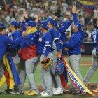 Los jugadores de la selección de Venezuela festejan tras una victoria clave en el Clásico Mundial de Béisbol.
