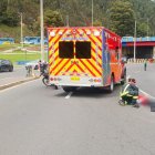 Debido al impacto, el motocilista resultó herido.