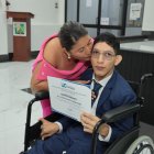 Ronny Quijije, joven con discapacidad motriz, obtuvo la máxima calificación al defender su tesis en Ingeniería en Software en la Universidad de Guayaquil.