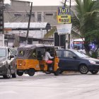 Tricimotos circulando en vías principales, algo que está prohibido, se ha vuelto común en Guayaquil, ante la imprudencia de sus conductores y la falta de control efectivo.