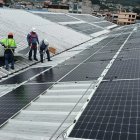 La instalación de paneles solares en una empresa.