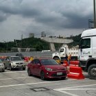 Conductores enfrentan nuevos desvíos mientras se ejecuta el montaje de vigas en el paso elevado de Los Ceibos.