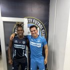 Un abrazo al final entre Pool Gavilánez y Junior Ayoví.