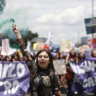 Una persona se manifiesta durante una movilización este domingo 15 de marzo de 2026, en Bogotá (Colombia).