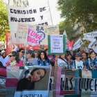 Mujeres sostienen carteles durante una manifestación por el Día Internacional de la Mujer Trabajadora, para rechazar el Gobierno del presidente Javier Milei, este lunes, en Buenos Aires (Argentina).