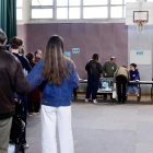 Personas hacen cola para votar en un colegio electoral durante la primera vuelta de las elecciones municipales en París, Francia, el 15 de marzo de 2026.