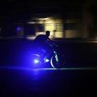 Una persona pasa en bicicleta por una calle en medio de un apagón, este lunes, en La Habana.