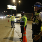Integrantes de la Autoridad de Tránsito y Movilidad de Guayaquil (ATM) custodian en una calle tras el toque de queda.
