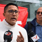 Andres Quishpe, presidente de la UNE junto a Edwin Bedoya, presidente del FUT durante la presentación de la demanda de inconstitucionalidad.