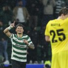 Maxi Araujo, jugador del Sporting, celebra ante el lamento de uno de lo jugadores del Bodo.