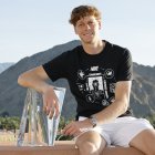 Jannik Sinner con el trofeo que ganó en Indian Wells.