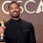 El actor Michael B. Jordan con su Óscar a mejor actor principal.