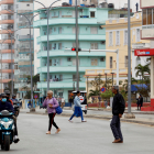 Cubanos transitan por una calle de La Habana en medio de los cambios que permitirán a residentes en el exterior invertir y ser dueños de negocios en la isla.