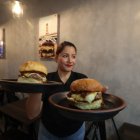 Una trabajadora del local sostiene la ‘Bastión’, la más pedida.