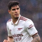 Piero Hincapié defensa del Arsenal que recibe al Chelsea de Moisés Caicedo.