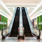 Referencial. Locales y centros comerciales en Guayaquil ajustan sus horarios y cierran más temprano para cumplir con el toque de queda.