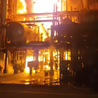 Bomberos combaten las llamas en una de las áreas de la Refinería de Esmeraldas durante el incendio registrado la noche del domingo.