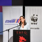 Inés María Manzano, ministra de Ambiente y Energía, lidera la presentación del Plan Nacional de Reducción de Residuos Plásticos en Ecuador.