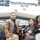 Quito. Amanda (d) y Tamia Villavicencio, acompañadas de su abogado, asisten a las diligencias en la Fiscalía.