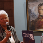 La autora junto a sus libros.