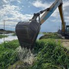 Maquinaria de la Prefectura del Guayas destapó canales en el sector de La Ensenada, en Durán, uno de los afectados por las inundaciones.