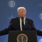 Una transmisión de la Casa Blanca del presidente de Estados Unidos, Donald Trump, durante una declaración este lunes, desde Miami (EE.UU.).