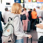 Referencial. Viajeros en el aeropuerto cumplen con las nuevas reglas migratorias de 2026, que establecen requisitos adicionales antes de embarcar.